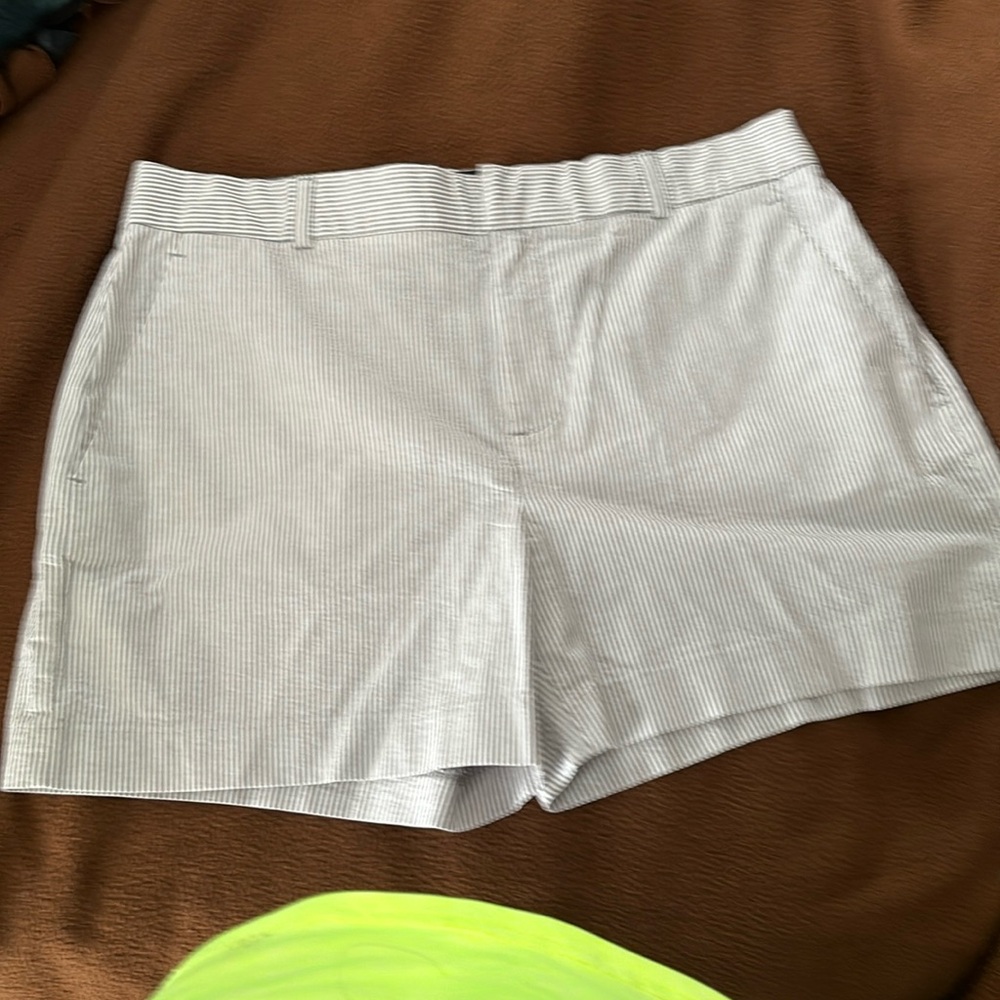 Banana Republic Gray & white pinstriped shorts NWT Size 6